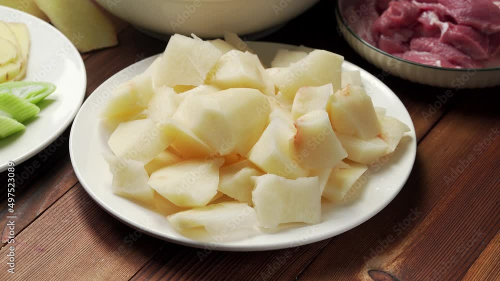 The local characteristic stew of Northeast China, the cooking process of potatoes and lentils The local characteristic stew of Northeast China, the cooking process of potatoes and lentils