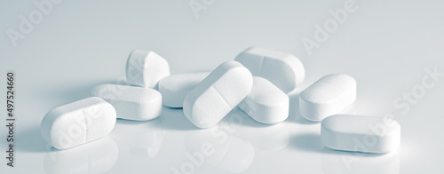 Принти на полотні Medical background of many capsule tablets or pills on white table