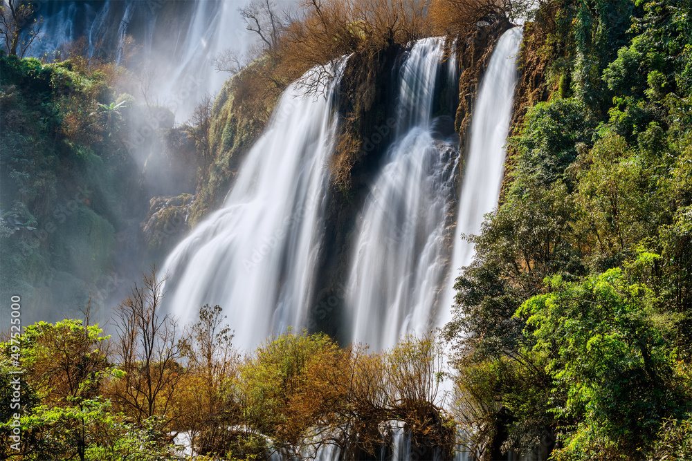 Fototapeta premium Thi lo su Waterfall,beautiful waterfall in deep in rain forest,Tak province, Thailand,