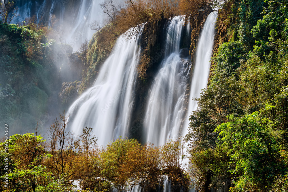 Obraz premium Thi lo su Waterfall,beautiful waterfall in deep in rain forest,Tak province, Thailand,