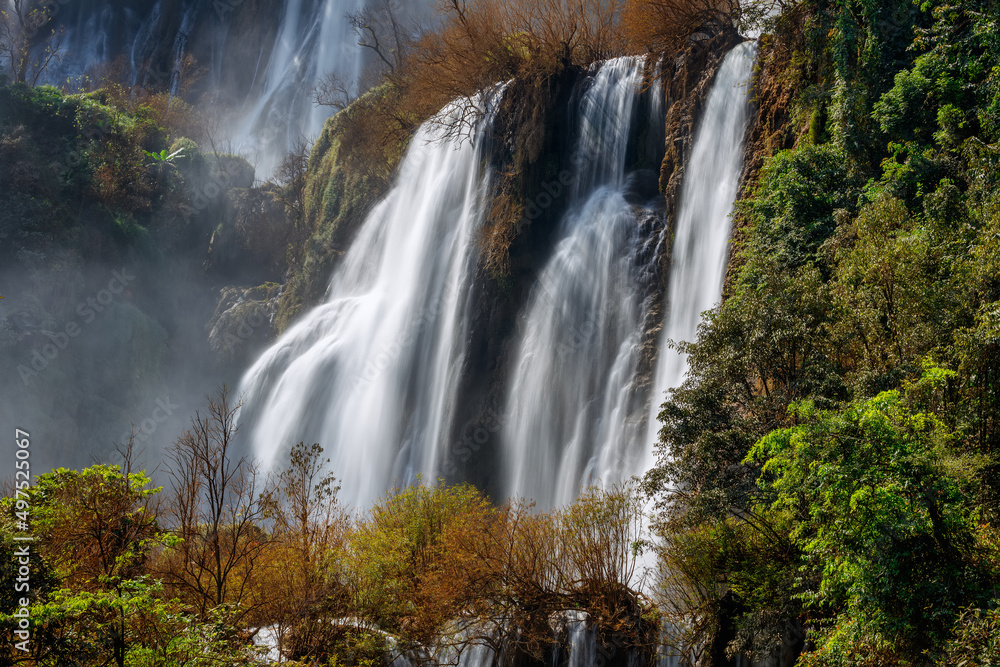 Fototapeta premium Thi lo su Waterfall,beautiful waterfall in deep in rain forest,Tak province, Thailand,