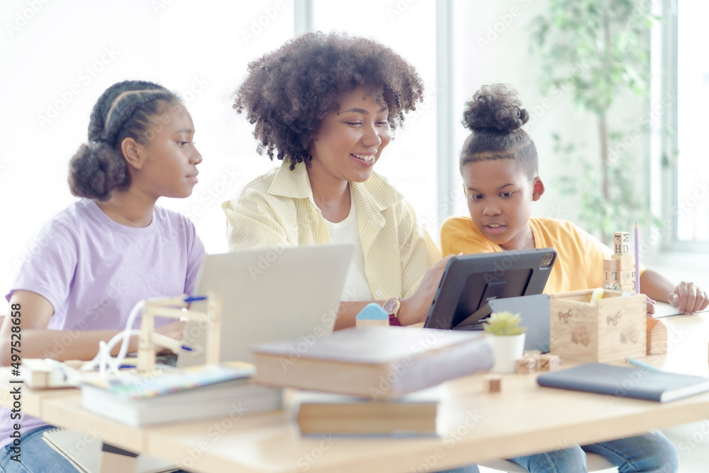 African American families teaching online learning and education are very warm, everyone is very eager to learn. Make today's classes go smoothly.. African American families teaching online learning and education are very warm, everyone is very eager to learn. Make today's classes go smoothly..