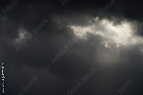 Helles Licht, Sturm in Form von dichten Wolken mit ein wenig Licht der scheinenden Sonne