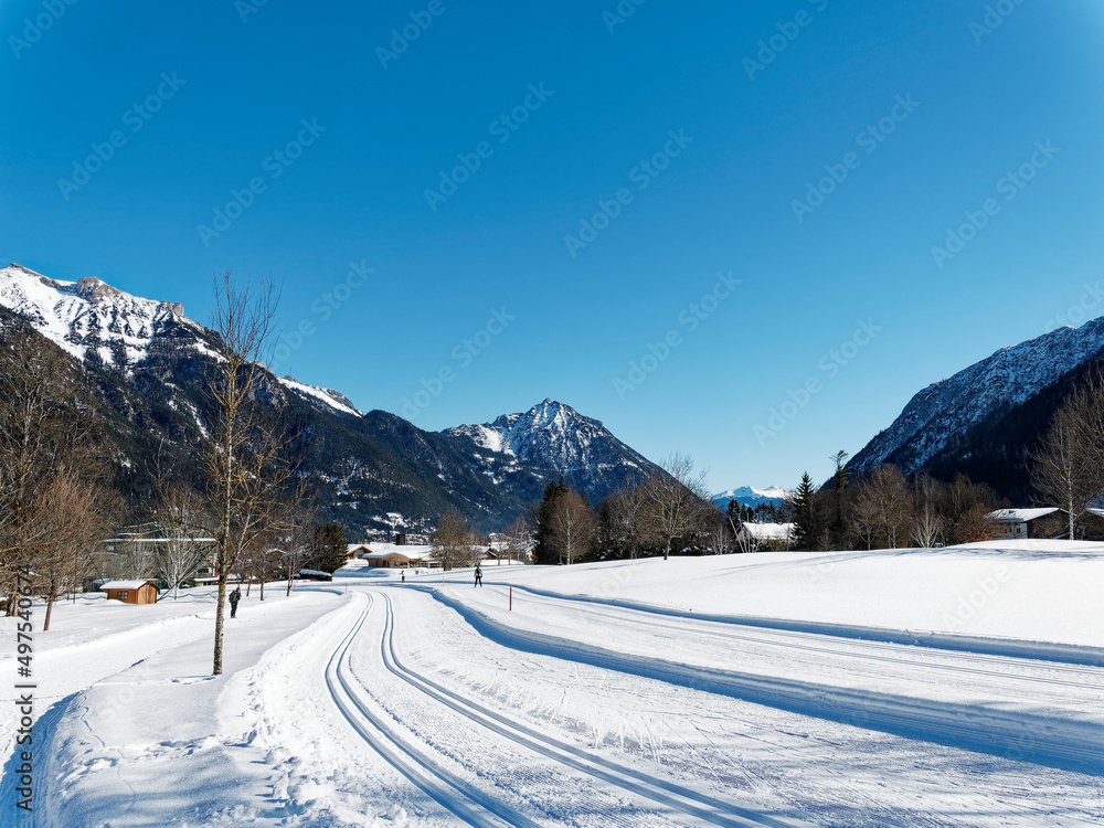 Österreichische Berglandschaft. Pertisau am Achensee im Tirol. Schneebedeckter Tristenautal Langlaufloipe mit Blick auf Dristenkopf und Gamskarspitze