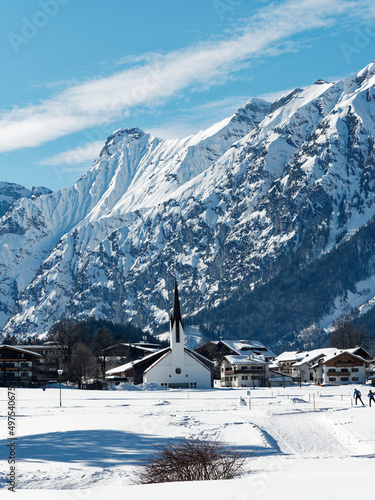 Österreichische Berglandschaft. Pertisau am Achensee im Tirol. Pfarrkirche Krönung Maria mit Schneebedeckte Dristenkopf und Karwendel im Hintergrund 