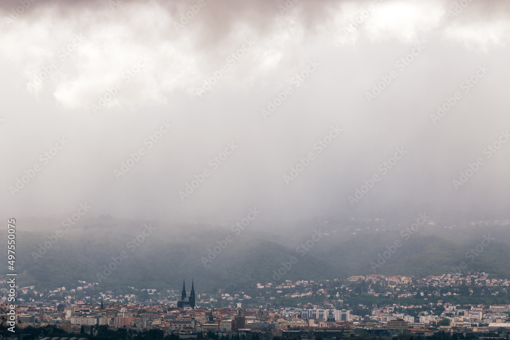 ville de Clermont Ferrand en auvergne sous un ciel orageux