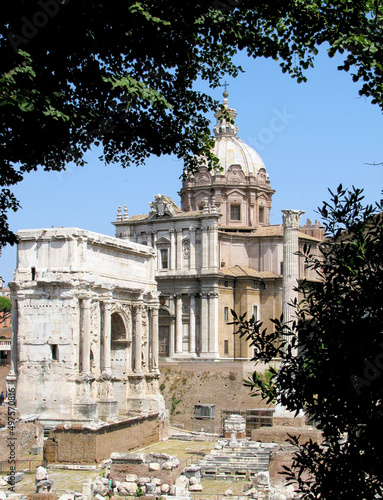 Ruinas del foro de Roma. Arco de Septimo Severo e iglesia de San Lucas y Santa Martina photo