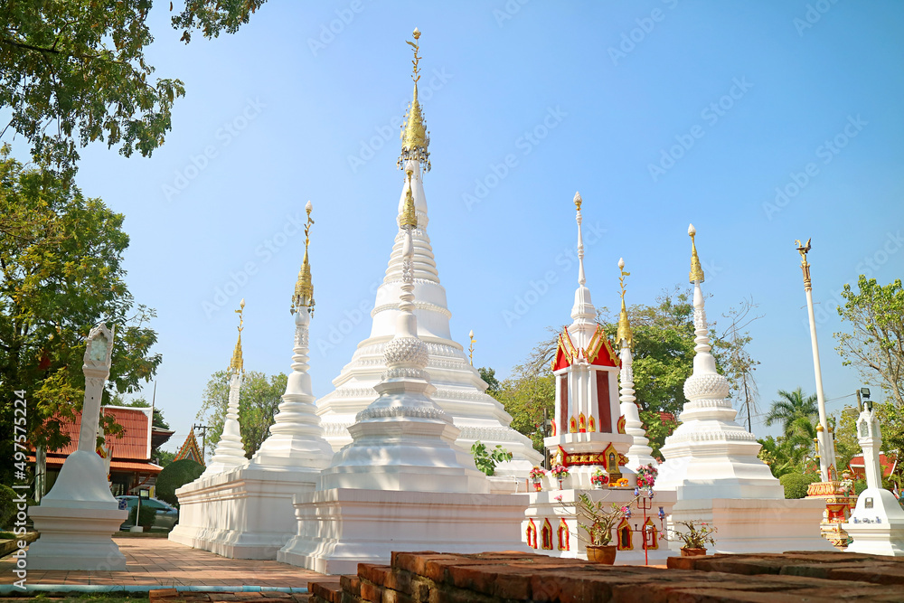 Fototapeta premium Group of Amazing Mon Style Pagoda or Phra Mu Tao in Wat Chomphuwek Historic Buddhist Temple, Nonthaburi Province, Thailand