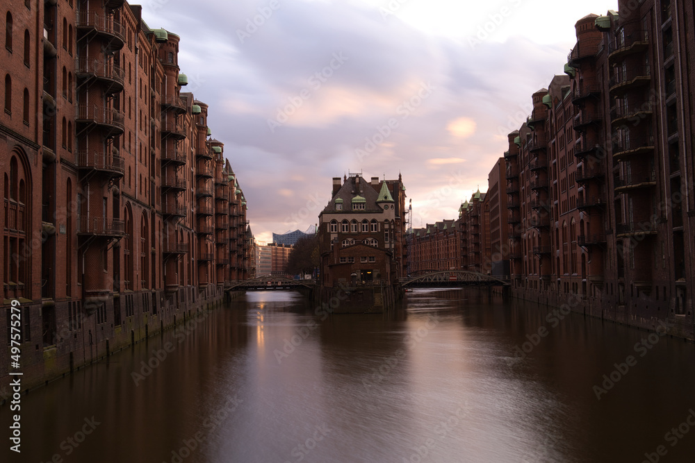 Blick auf Wasserschloss in der Speicherstadt Hamburg 