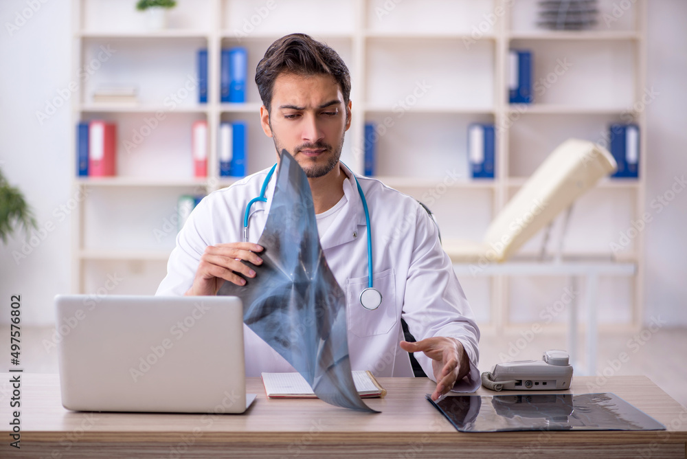 Obraz premium Young male doctor radiologist working in the clinic