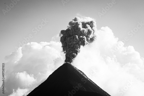 Fotografija Grayscale shot of the Fuego volcano in Guatemala during eruption with smoke and