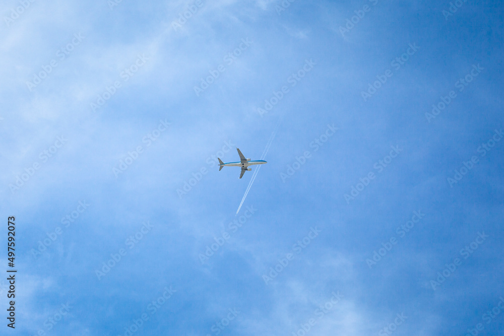 Flugzeug vor Kondensstreifen Flugzeug vor Kondensstreifen