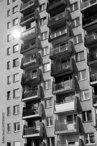 Bloki mieszkalne, balkon, czarno białe, BW, balkony, wieżowce, nowa huta, osiedle, PRL, miasto, wysokie, odbicie, światło, słońce