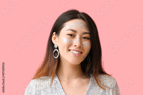 Portrait of smiling Asian w...