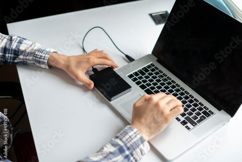 holding backup external hdd with archive and connect it to the laptop