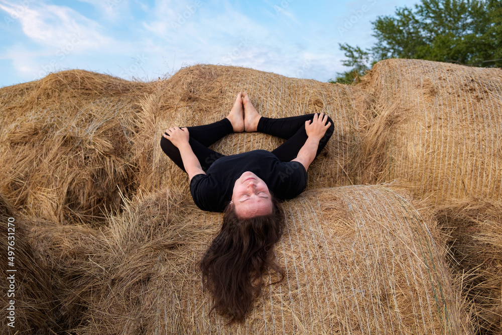 © AnanasView/Stocksy - meditation active outside