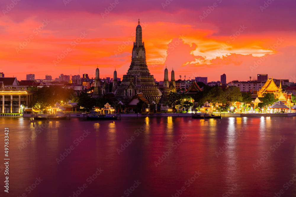 Fototapeta premium Wat Arun Ratchawararam Ratchawaramahawihan or Wat Arun in the night time, Bangkok Thailand.