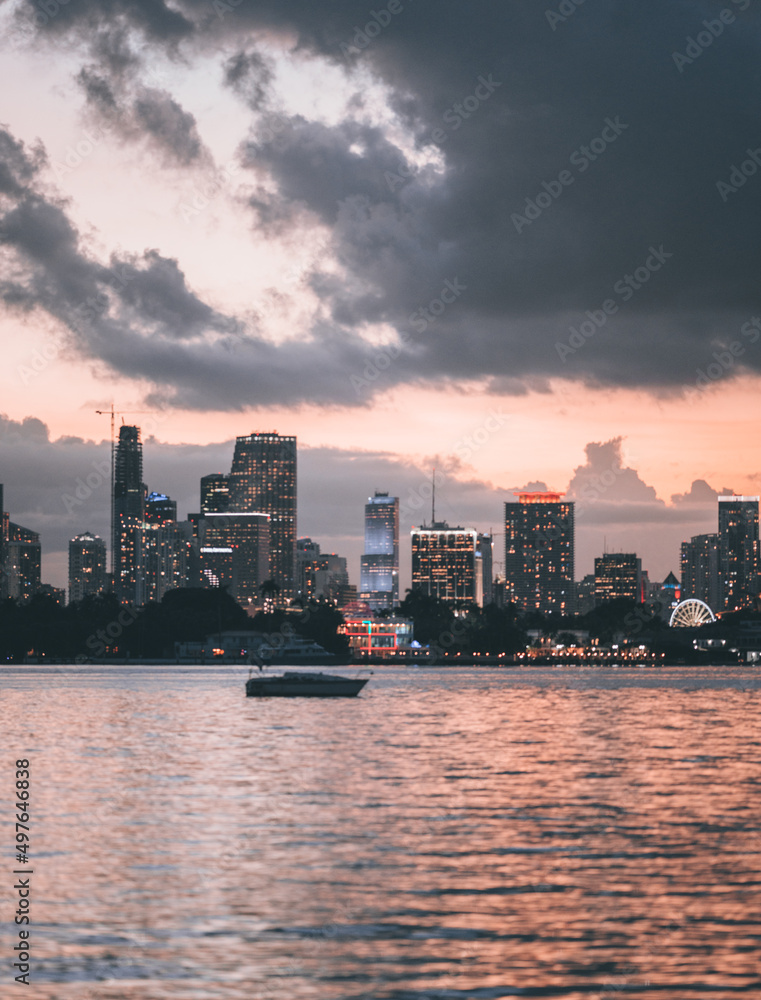 Obraz premium city skyline at sunset clouds sea water downtown miami 