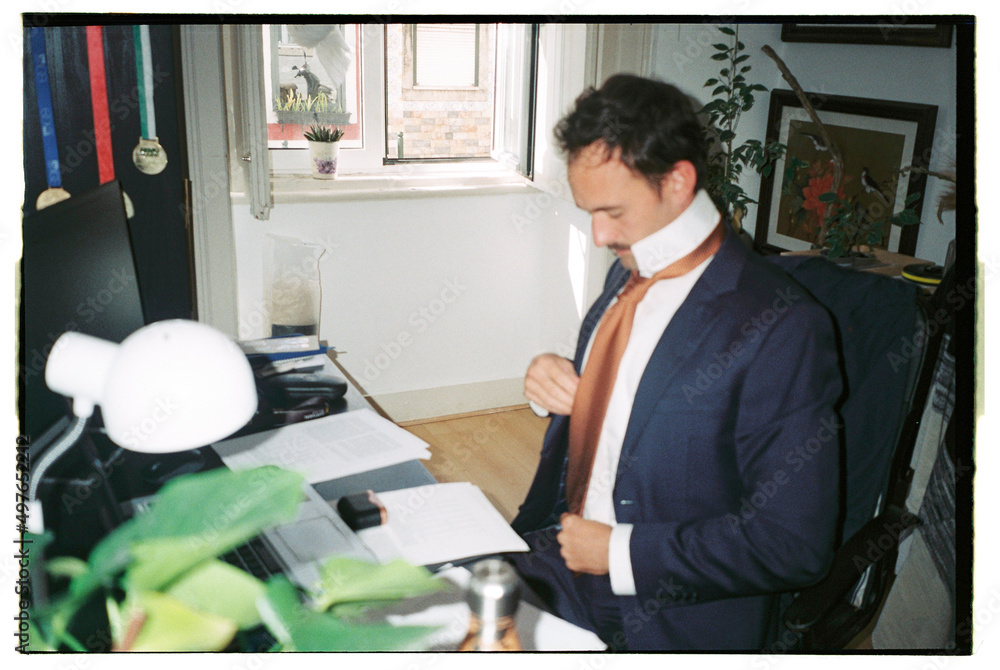 making tie knot
