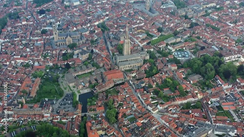 Drohnenaufnahme, Drohnenflug über die Altstadt von Brügge mit Blick auf die Liebfrauenkirche, Belgien photo