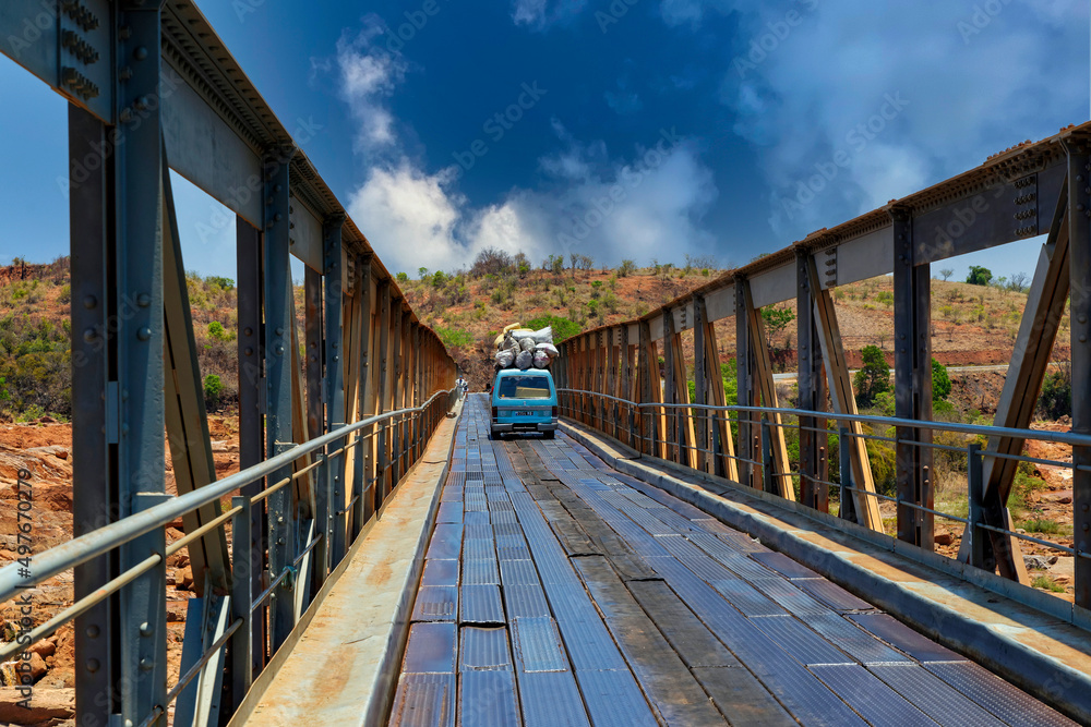Pont sue une rivière dans l'ouest de Madagascar