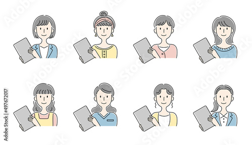 手描き風・タブレットを持つ笑顔の女性のベクターイラストセット