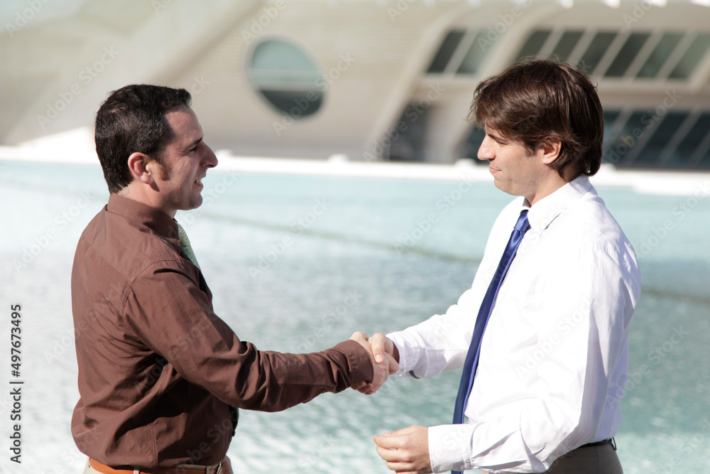 Hombres de negocios dándose la mano