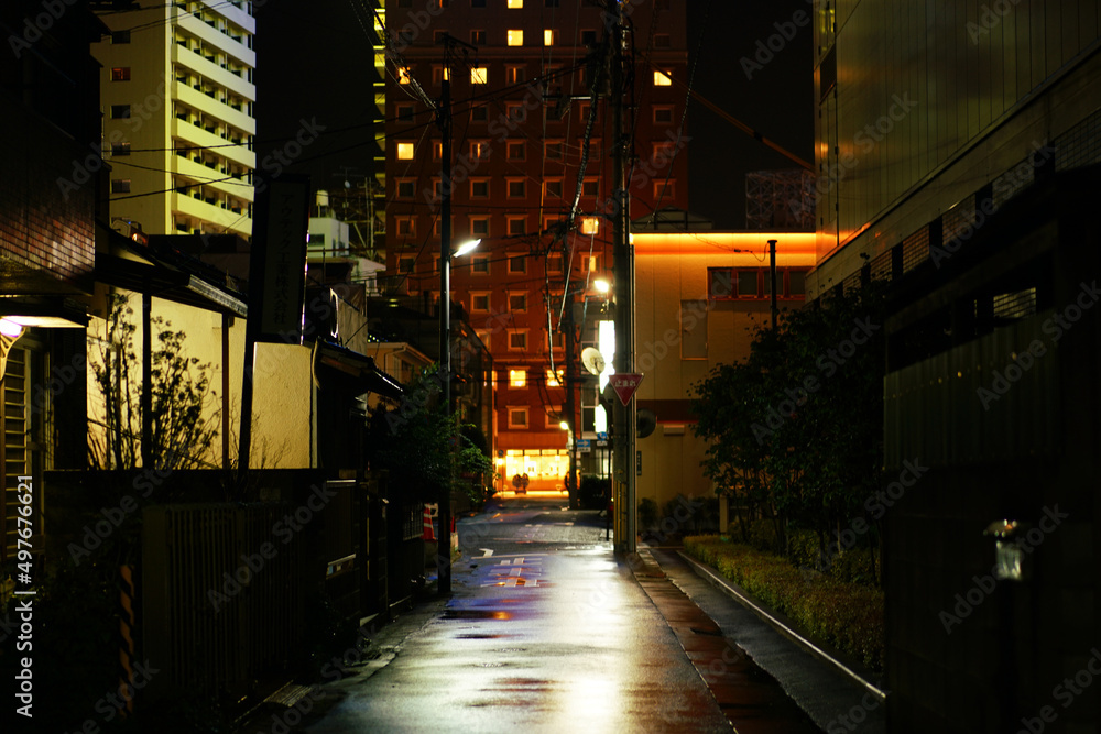 雨上がりの夜の市街地の路地