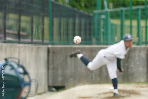 野球の試合中にブルペンで肩を温めるために投球練習をするピッチャーの投げた白球 photo