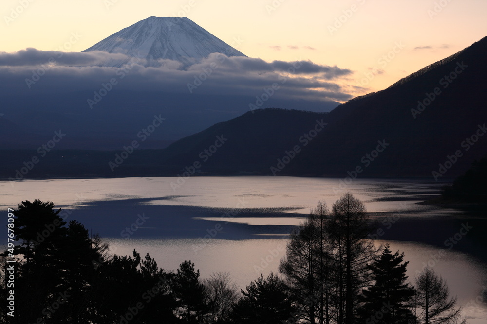 本栖湖からの夜明けの富士山