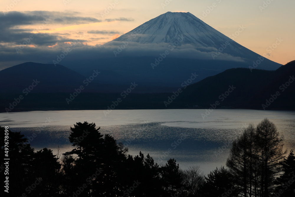 本栖湖からの夜明けの富士山