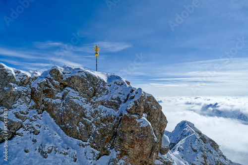 Blick die Zugspitze auf den Himmel und die Wolken über den Alpen