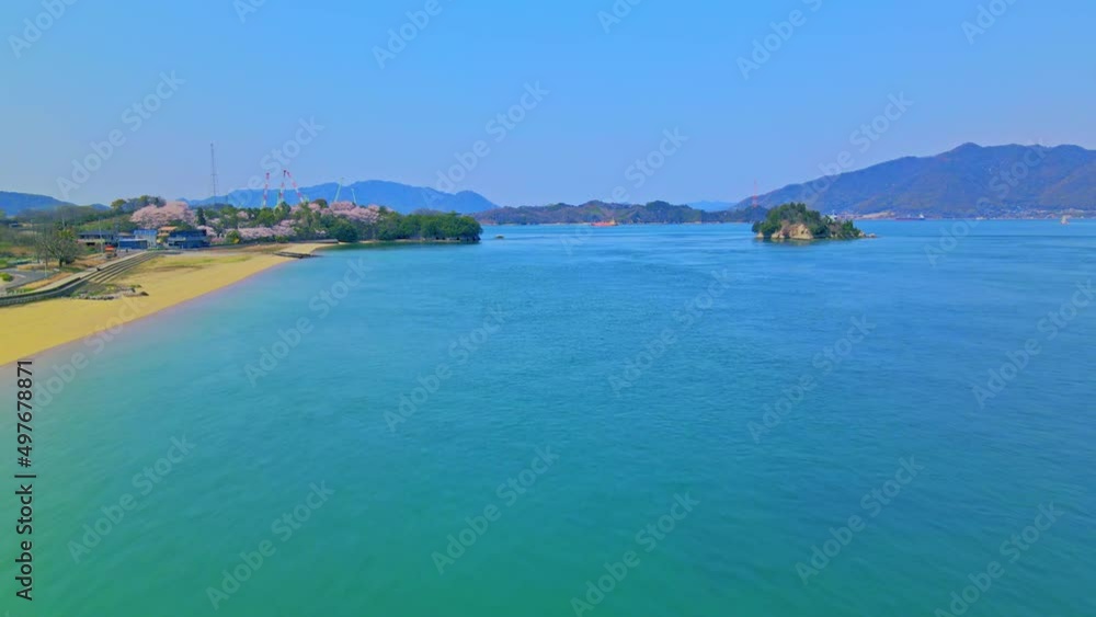 瀬戸内の青い海と空 しまなみ海道のビーチの空撮風景 瀬戸内の青い海と空 しまなみ海道のビーチの空撮風景