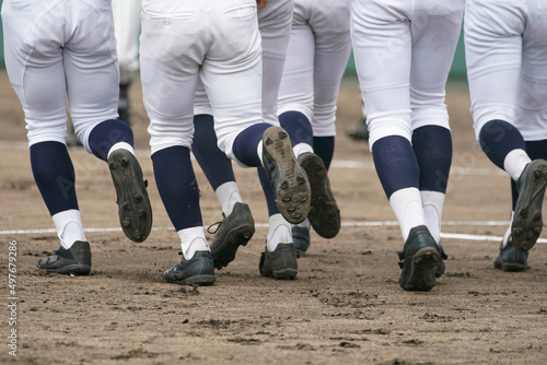 野球の試合が開始されダッシュしてホームベース前に整列する野球選手たち photo