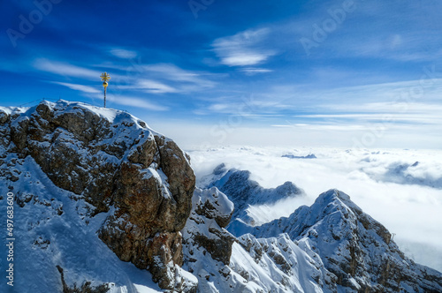 Blick auf die Zugspitze, Wolken und Berggipfel der Alpen