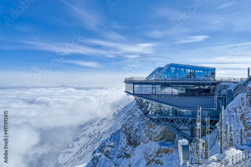 Ansicht der Zugspitze mit Seilbahn in den Alpen
