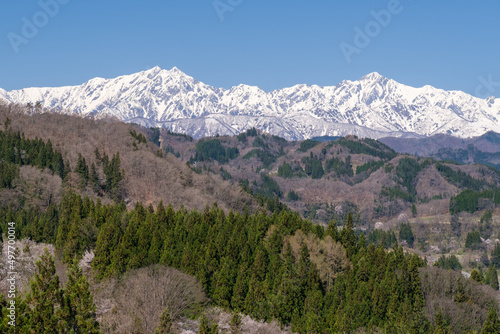 雪山と山里