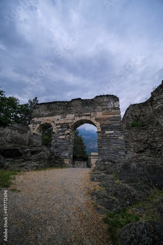 Fotografija Susa medieval arch with guard towers to defend the city Italy