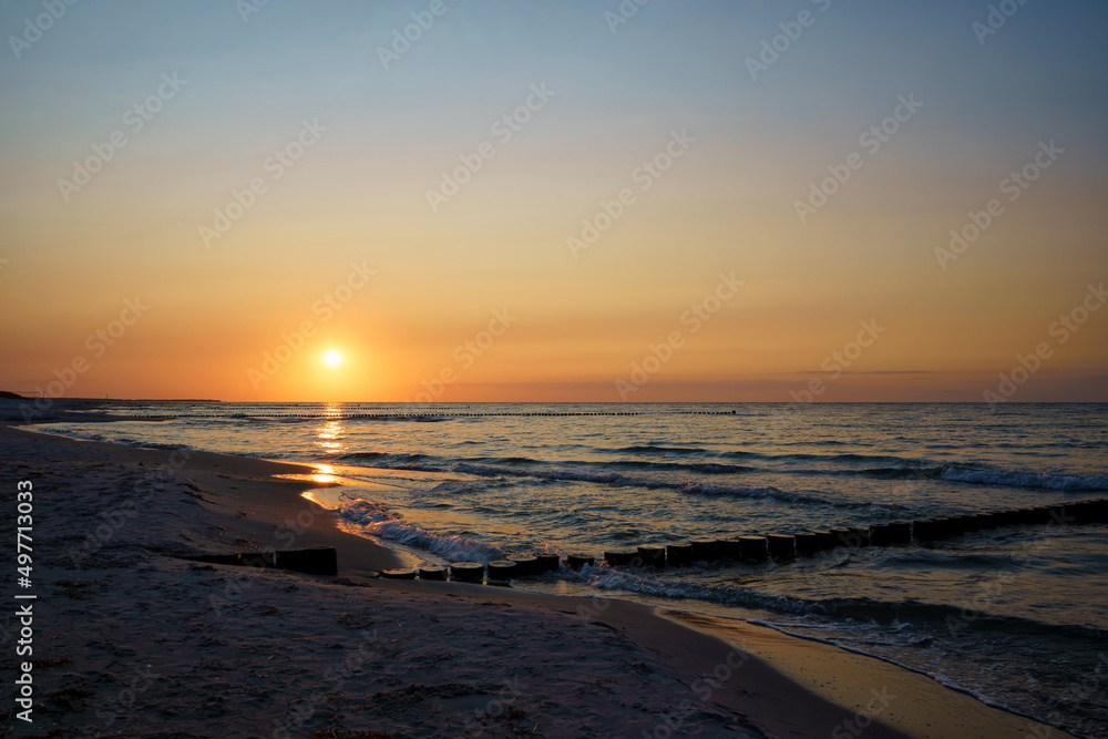 Sonnenuntergang an der Ostseeküste bei Zingst, Fischland-Darß, Mecklenburg-Vorpommern, Deutschland