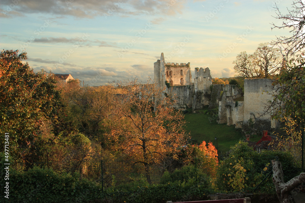 Ruine château médiévale en automne et coucher soleil (Vienne)