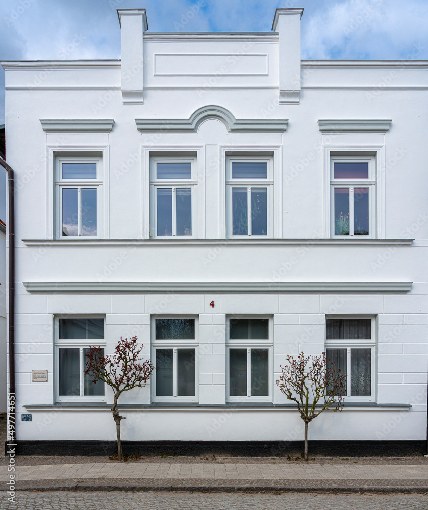Klassizistische weiße Häuser in Putbus auf der Insel Rügen Klassizistische weiße Häuser in Putbus auf der Insel Rügen
