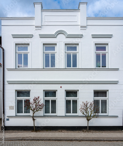 Klassizistische weiße Häuser in Putbus auf der Insel Rügen © spuno