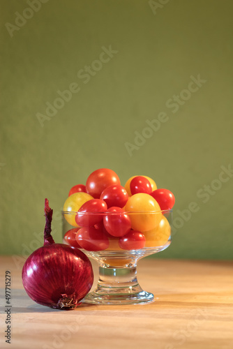 Zwiebel und Tomaten in einem Glas