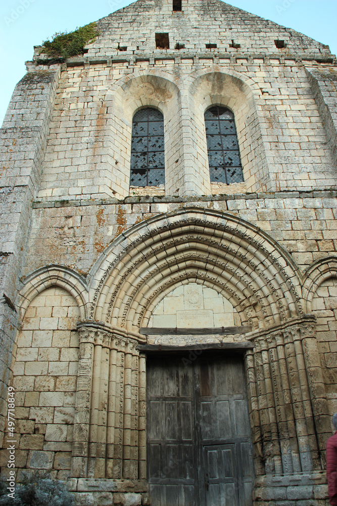 Sauvegarde du patrimoine: restauration d'église du XII siècle (Eglise Ste-Croix)