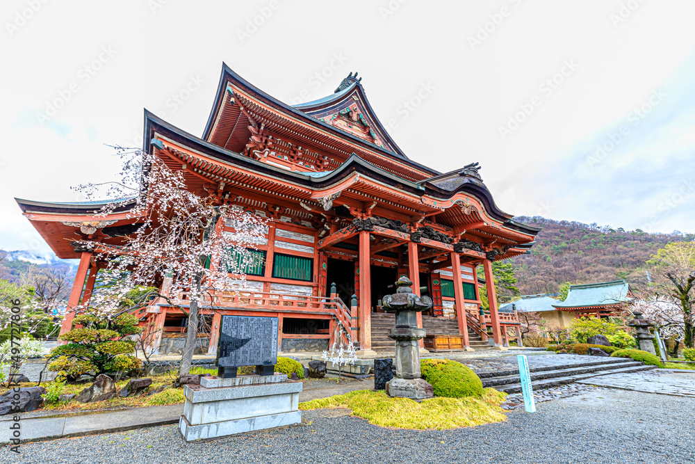 Fototapeta premium 雨の甲斐善光寺 山梨県甲府市 KaiZenkoji in the rain. Yamanashi-ken Koufu city.