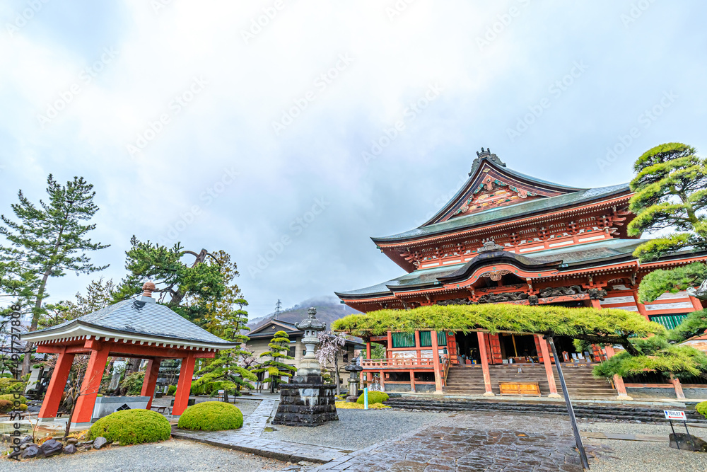 Naklejka premium 雨の甲斐善光寺 山梨県甲府市 KaiZenkoji in the rain. Yamanashi-ken Koufu city.