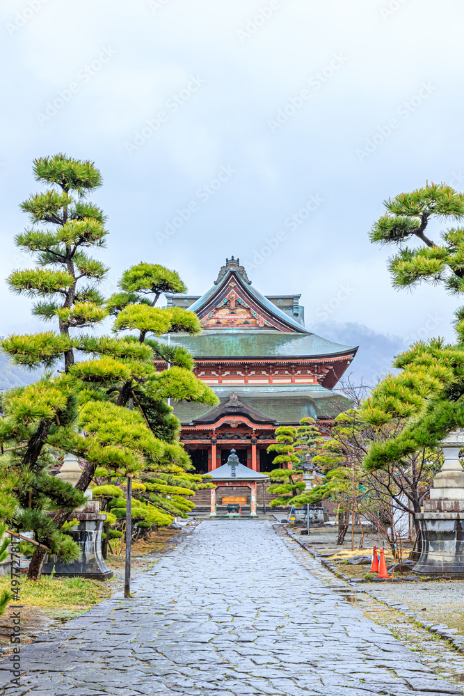 雨の甲斐善光寺　山梨県甲府市　KaiZenkoji in the rain. Yamanashi-ken Koufu city.