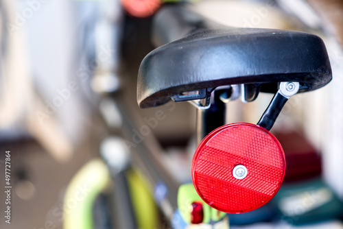 Reflector rojo anclado en el sillín de una bicicleta. Elemento de seguridad para la correcta visualización de los ciclistas en carretera.
