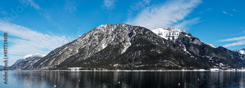 Österreichisches Tirol. Panoramablick über den Achensee (Osten) zwischen Achenkirch und Maurach. Blick von Norden nach Süden auf die Gipfel. Unnütz - Streichkopf - Hochiss - Seekarspitze, Rofanspitze  photo