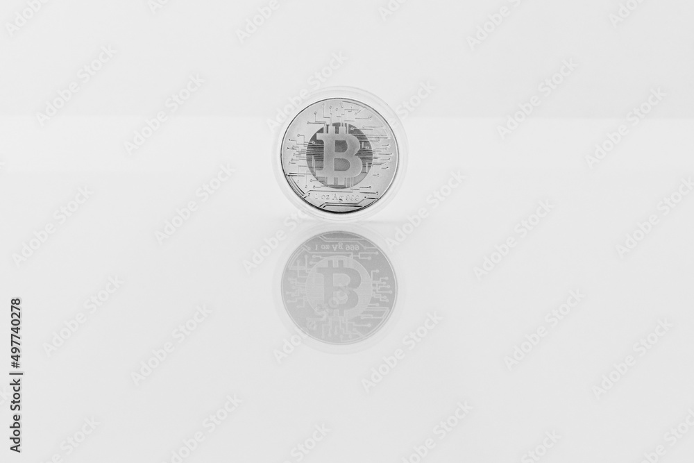 srebrny bitcoin - symboliczna waluta - obrazy, fototapety, plakaty 